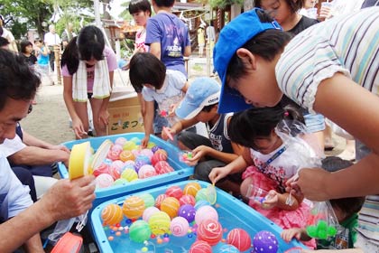 「はしの日」に県央食品衛生協会三条支部が八幡宮で行った「はし供養祭」で水ヨーヨー釣り