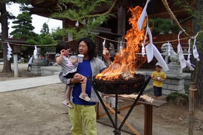 はし供養祭ではしの焼納