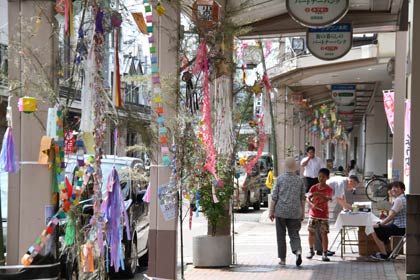 商店街を市内のあおい保育園と西宮保育園の園児が手作りしてくれた七夕飾りが彩る