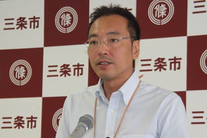 定例記者会見を行う国定三条市長
