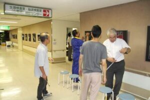 1日から11日まで済生会三条病院アートギャラリーで開かれているPHOTO風音写真展n展示作業のようす