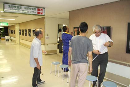1日から11日まで済生会三条病院アートギャラリーで開かれているPHOTO風音写真展ｎ展示作業のようす