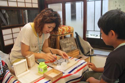 「KINATTE」代表の石坂さんも木工雑貨の「handmade goods St」で出店