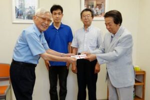 燕市内の理容店有志がつばめ福祉会に20万円を寄付、左からつばめ福祉会の岡田理事長、理容店有志の吉田さん、高畑さん、田中さん