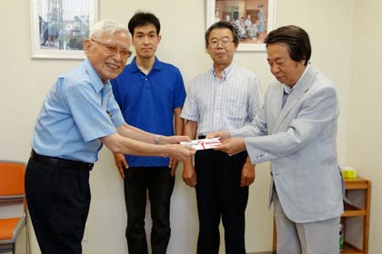 燕市内の理容店有志がつばめ福祉会に20万円を寄付、左からつばめ福祉会の岡田理事長、理容店有志の吉田さん、高畑さん、田中さん