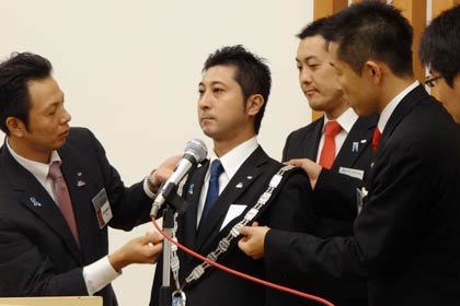 燕三条青年会議所の2014年度理事長に決まってプルデンシャルリースを受ける加藤将利さん