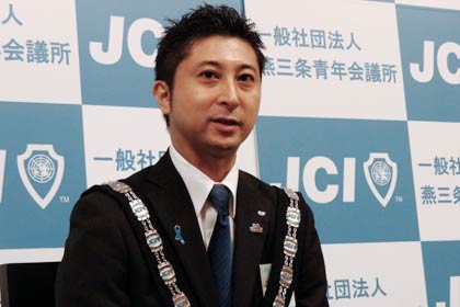 例会後、記者会見する加藤さん