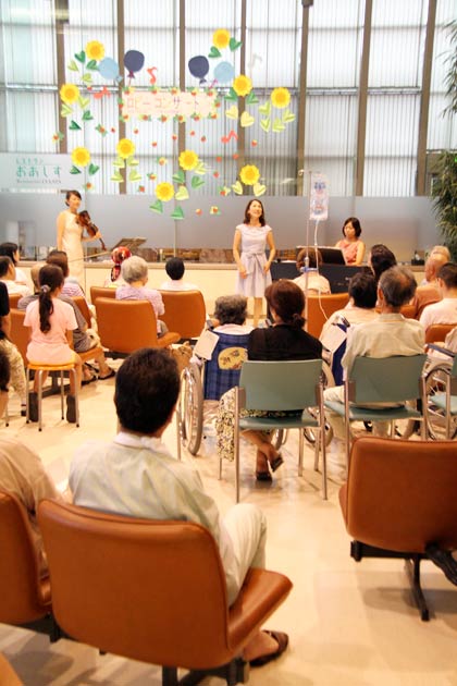 新潟県済生会三条病院で開かれた音楽ユニット「おるごーる♪」によるロビーコンサート