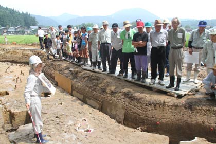 8日開かれた燕市・力ノ尾（りきのお）南遺跡発掘調査の現地説明会