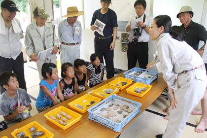 出土品を展示して見学してもらう
