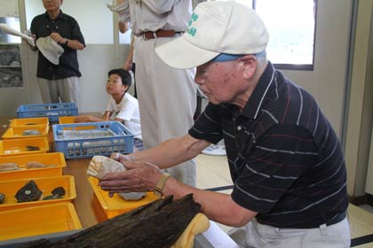 人間国宝の玉川さんも砥石の重さなどを手に取って確認