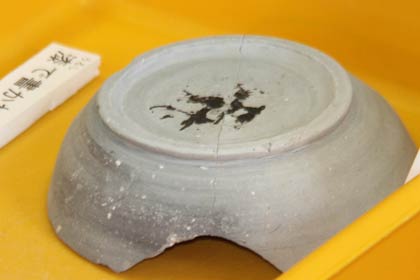底に漆で書かれた出土品