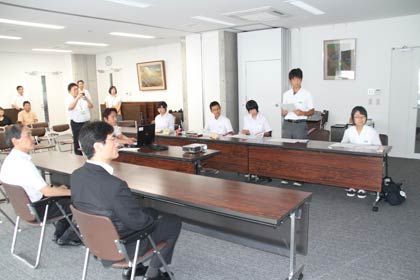 平和記念式典に燕市が派遣した市内中学校の3年生5人の報告会