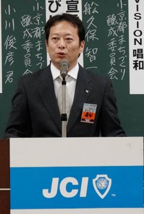 あいさつする柳生田さん