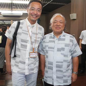 国定三条市長も久住見附市長がプレゼントしてくれた見附オリジナルのマンガン絣を着てツーショット