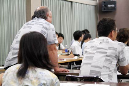 同じシャツを着て職員向けの勉強会に出席した三条市と見附市の市長