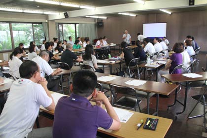 ドイツ在住ジャーナリスト高松平藏さんを講師に開かれた三条市と見附市の職員向けの勉強会