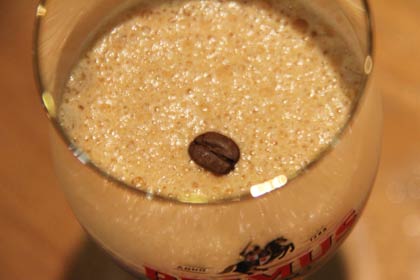 コーヒー豆一粒を浮かせてできあがり