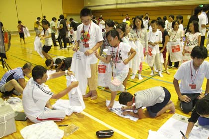 燕市国上勤労者体育センターでの最後の夜は翌日に着るTシャツにみんなで寄せ書き