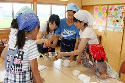 燕市社会福祉協議会が11日開いた夏休みボランティア体験「ボラ☆チャレ2013」の2回目「障がい理解コース」