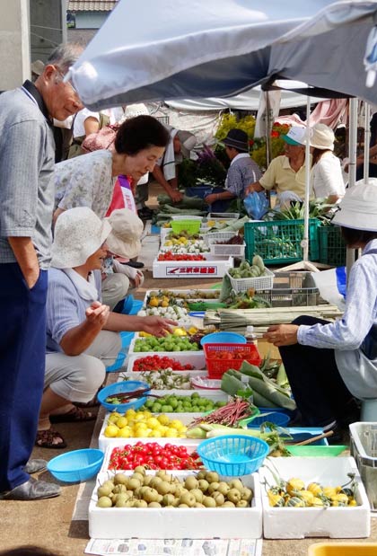  12日、三条中央市場で開かれた恒例の盆市