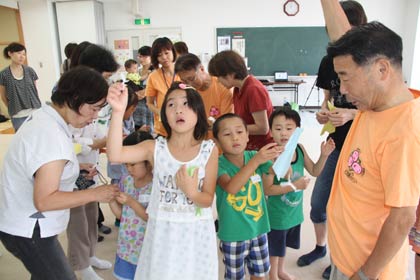 「元気磨きたい」の「ママもみがきたい」が子どもとおじいさんの昔遊び