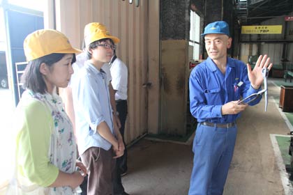 三条市の初めての市内企業訪問バスツアーでトップ工業を見学