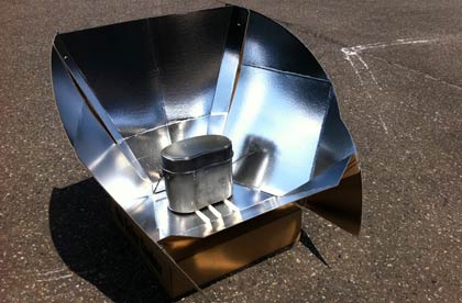 太陽熱調理器「ソーラークッカー」、段ボールを組み立ててコメ1合と水を入れた飯ごうをセット完了