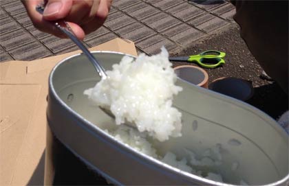 太陽熱調理器で見事に炊けたコメ