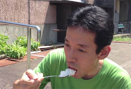太陽熱調理器で炊いたご飯を試食する鳥羽センター長