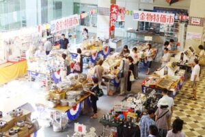 18日まで燕三条地場産業振興センターで開かれている「じばさんお盆フェア2013」