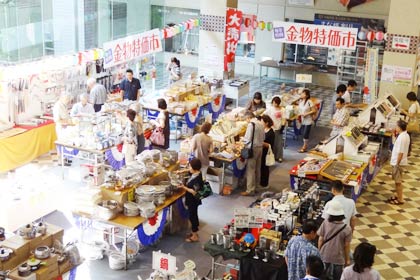 18日まで燕三条地場産業振興センターで開かれている「じばさんお盆フェア2013」