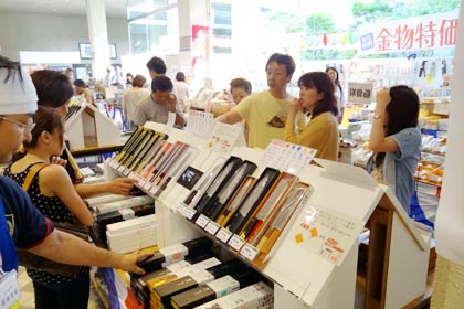 18日まで燕三条地場産業振興センターで開かれている「じばさんお盆フェア2013」