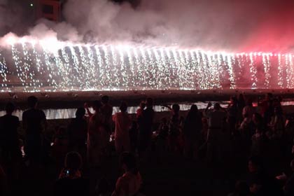 全長2キロメートルにわたる加茂夏祭り名物の大ナイアガラ
