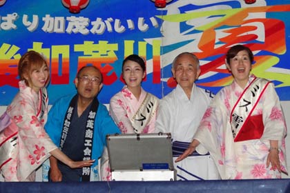 小池加茂市長、太田加茂商議所会頭、ミス雪椿の3人で大ナイアガラの点火スイッチを押す