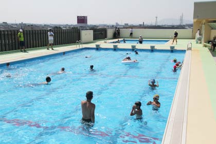 三条市が15日から21日までの1週間、昨年完成した一ノ木戸小と裏館小の2小学校の屋上プールを市民に開放、写真は裏館小