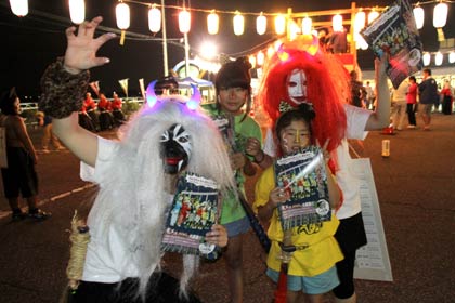 16日夜に道の駅国上で行われた仮装盆踊り大会に登場した燕市観光協会の鬼娘1号、2号
