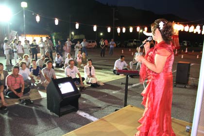 ことし初めてのカラオケのど自慢大会