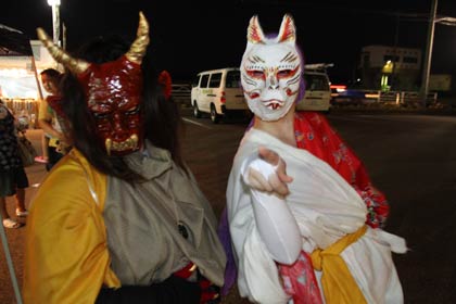 酒呑童子と狐に仮装した地元の20代の女性