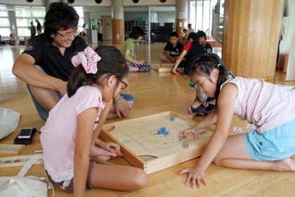 いつでもカロムで遊べる燕市児童研修館「こどもの森」