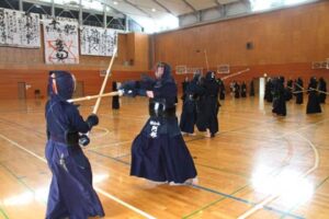 三高剣道部のOB会交流稽古会と交流試合、OBと現役40人近くが参加