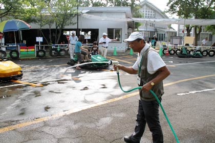 三条でこの夏初めての真夏日を記録した17日、燕市交通公園でコースに打ち水しながら働く職員