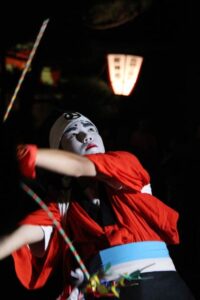 和島地域島崎・宇奈具志神社の祭礼「六夜祭」に伴う弓踊りの行列が勇壮に