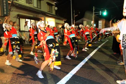 中学生16人で弓踊りを勇壮に踊る
