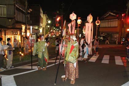 てんぐやみこしとともに行列を編成