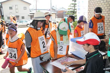 汗だくになって集合場所の三条市中央公民館に戻る参加者