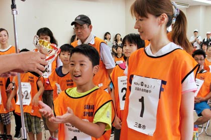優勝して表彰を受ける坂井智英さん、叶有君親子