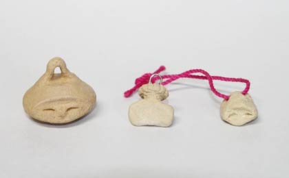 25日の遺跡モノ作り体験講座で作る土偶形キーホルダーや土鈴