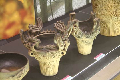 復元された火焔型土器の展示も