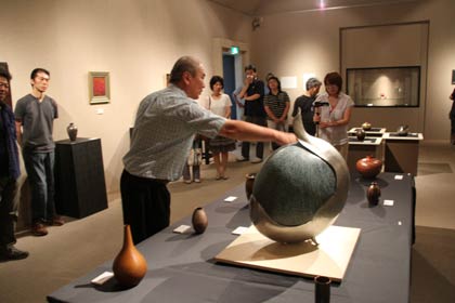  燕市産業史料館で18日開かれた「水燕鎚工会作品展」の作品解説会